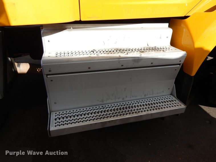 image for item GH9006 2018 Peterbilt 579 semi truck