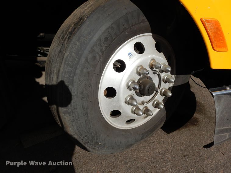 image for item GH9006 2018 Peterbilt 579 semi truck