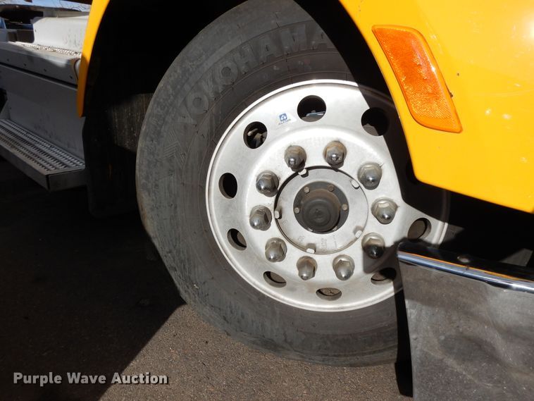 image for item GH9006 2018 Peterbilt 579 semi truck