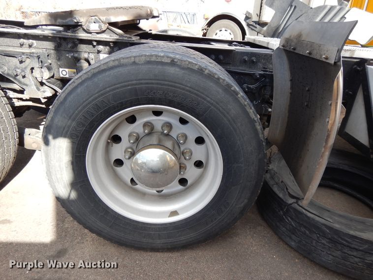 image for item GH9006 2018 Peterbilt 579 semi truck