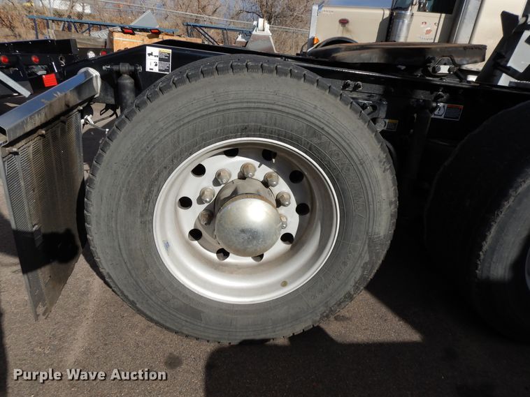 image for item GH9006 2018 Peterbilt 579 semi truck