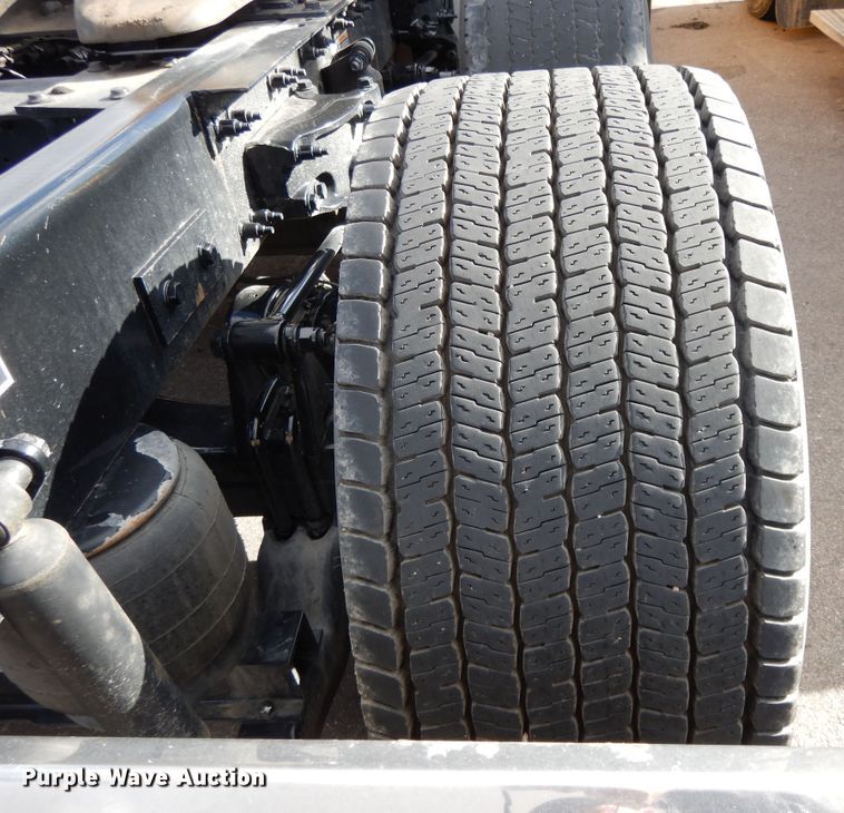 image for item GH9006 2018 Peterbilt 579 semi truck