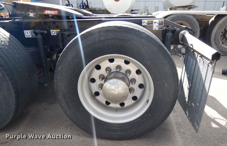 image for item GH9006 2018 Peterbilt 579 semi truck