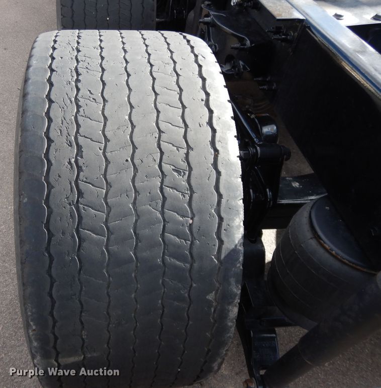 image for item GH9006 2018 Peterbilt 579 semi truck