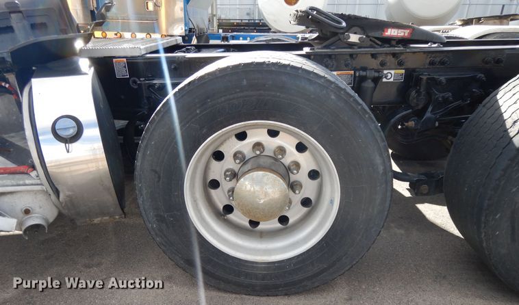 image for item GH9006 2018 Peterbilt 579 semi truck