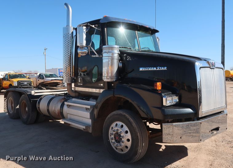 image for item GS9764 2013 Western Star 4900SB semi truck