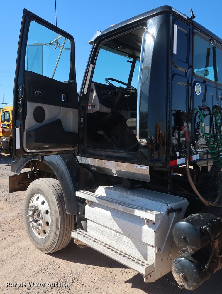 image for item GS9764 2013 Western Star 4900SB semi truck