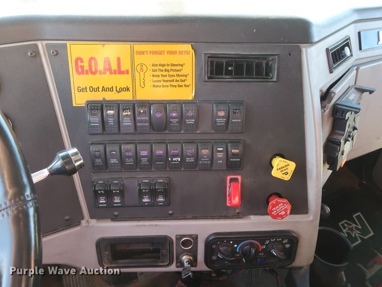 image for item GS9765 2013 Western Star 4900SB semi truck