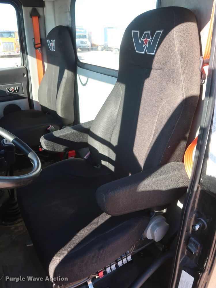 image for item GS9766 2013 Western Star 4900SB semi truck