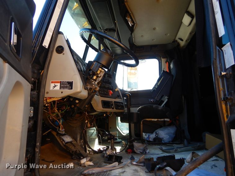 image for item GS9768 2013 Western Star 4900SB semi truck