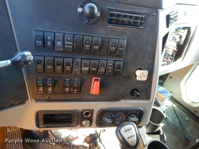 image for item GS9768 2013 Western Star 4900SB semi truck