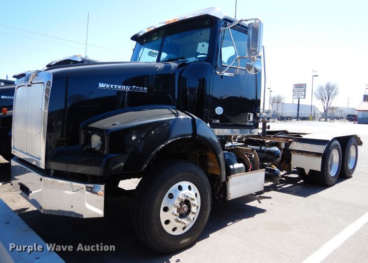image for item GS9773 2013 Western Star 4900SB semi truck