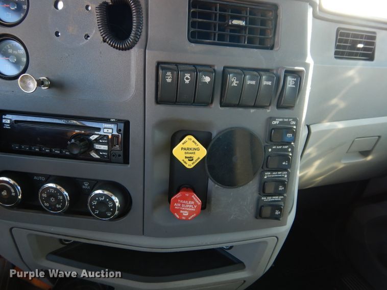 image for item GS9775 2016 Peterbilt 567 semi truck