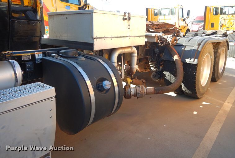 image for item GS9775 2016 Peterbilt 567 semi truck