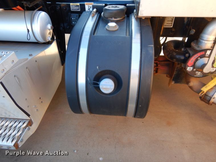 image for item GS9775 2016 Peterbilt 567 semi truck