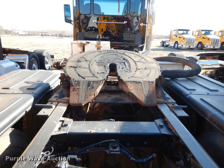 image for item GS9775 2016 Peterbilt 567 semi truck