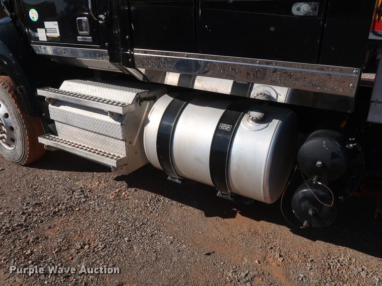 image for item GS9776 2013 Western Star 4900SB semi truck