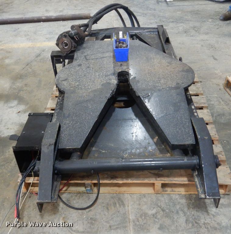 image for item GW9555 Kalmar Bartlett M85-G102A hydraulic lift fifth wheel plate