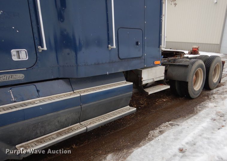 image for item GW9577 1995 Freightliner FLD semi truck