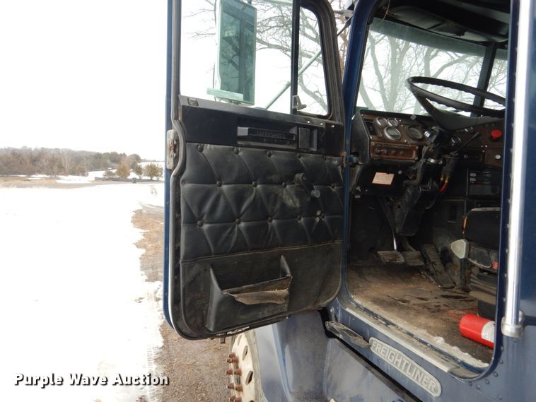 image for item GW9577 1995 Freightliner FLD semi truck