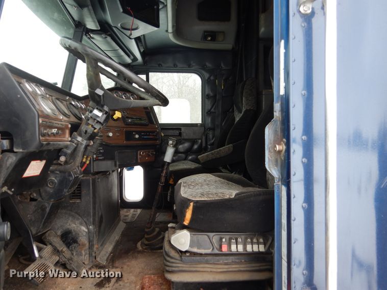 image for item GW9577 1995 Freightliner FLD semi truck