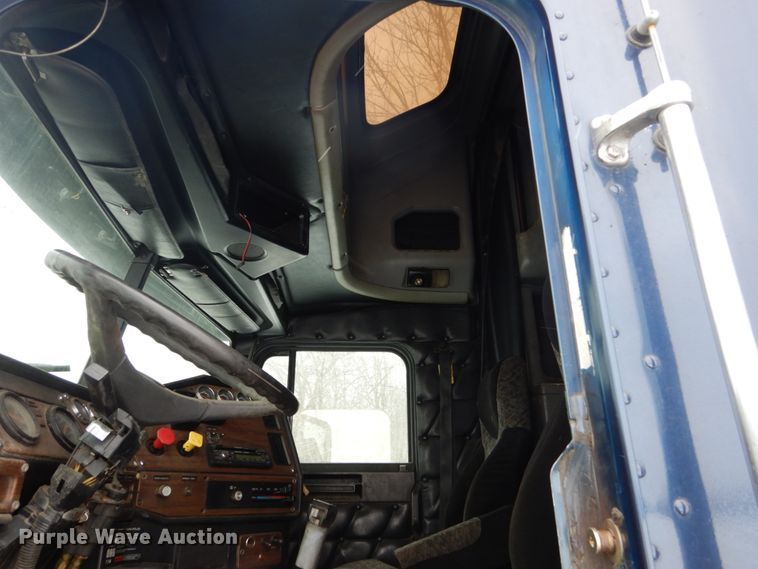 image for item GW9577 1995 Freightliner FLD semi truck