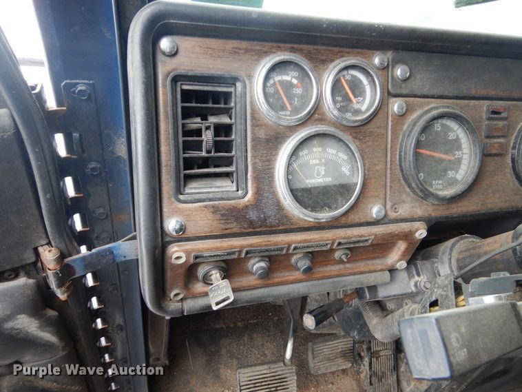 image for item GW9577 1995 Freightliner FLD semi truck