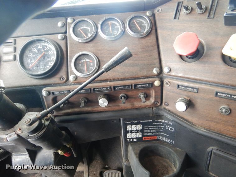 image for item GW9577 1995 Freightliner FLD semi truck