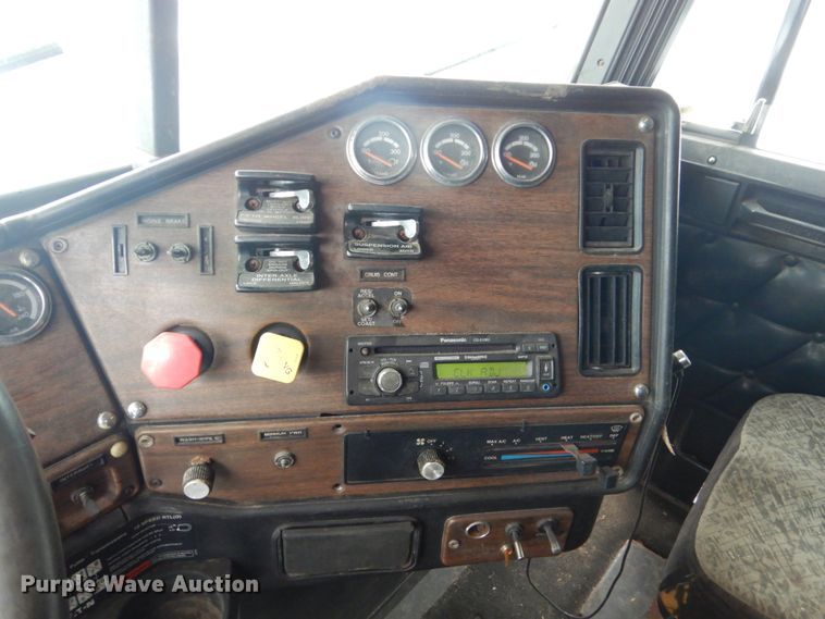 image for item GW9577 1995 Freightliner FLD semi truck