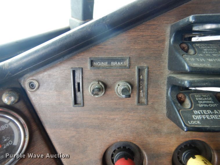 image for item GW9577 1995 Freightliner FLD semi truck