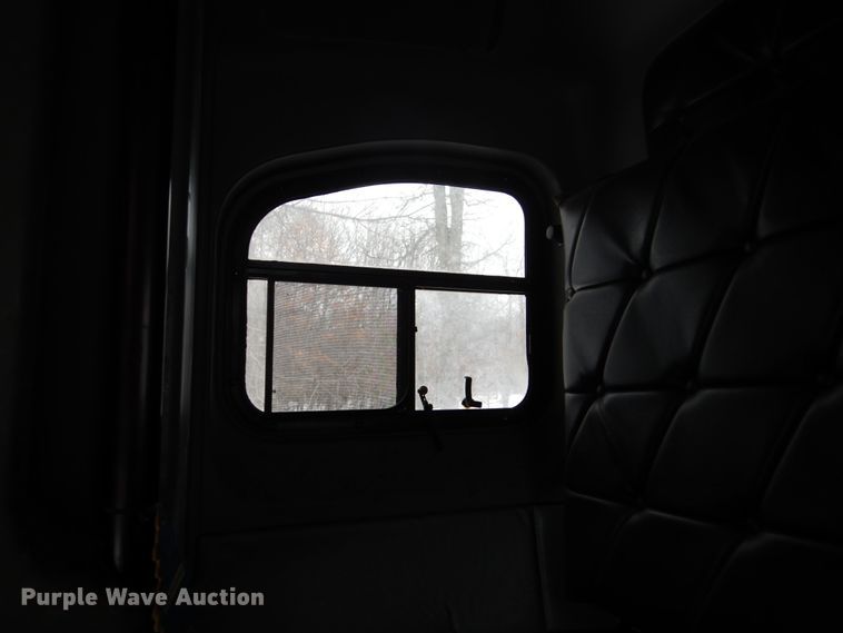 image for item GW9577 1995 Freightliner FLD semi truck