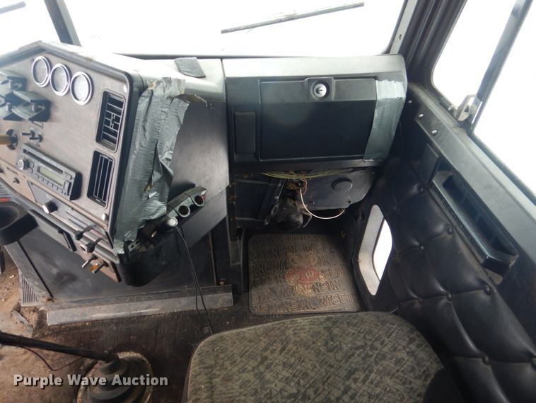 image for item GW9577 1995 Freightliner FLD semi truck