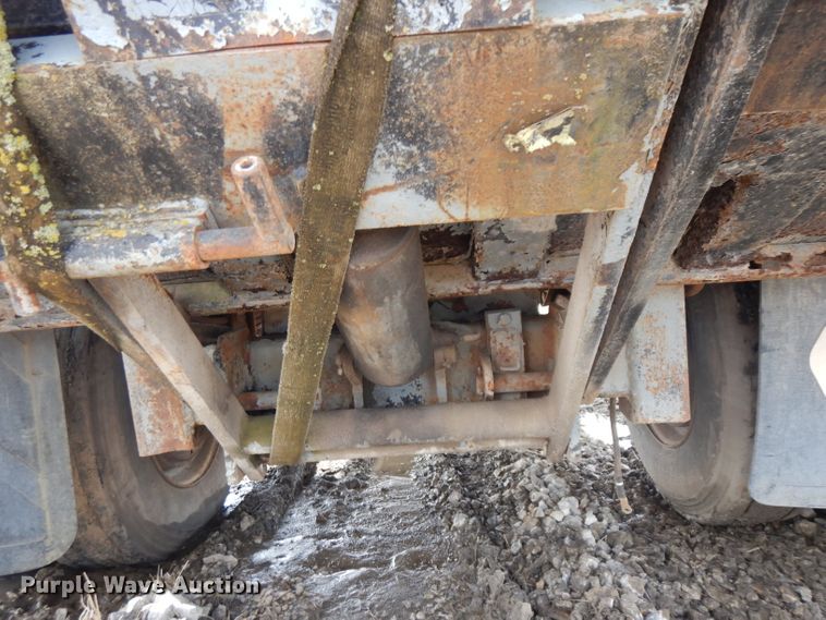 image for item GX9967 1991 Stoughton AVW345SWEDGE flatbed trailer