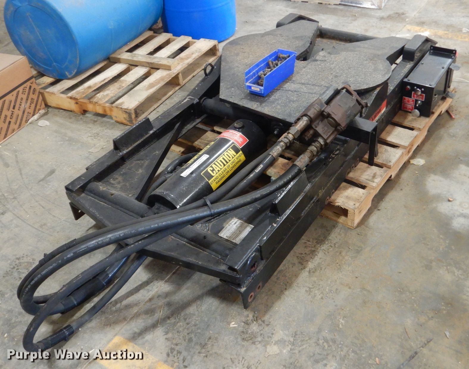 Kalmar Bartlett M85G102A hydraulic lift fifth wheel plate in Latimer