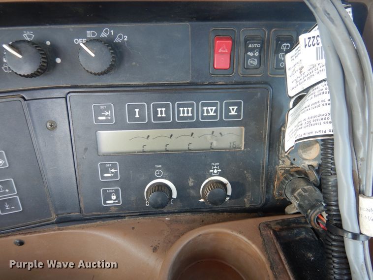 image for item DJ3013 2002 John Deere 8520 MFWD tractor