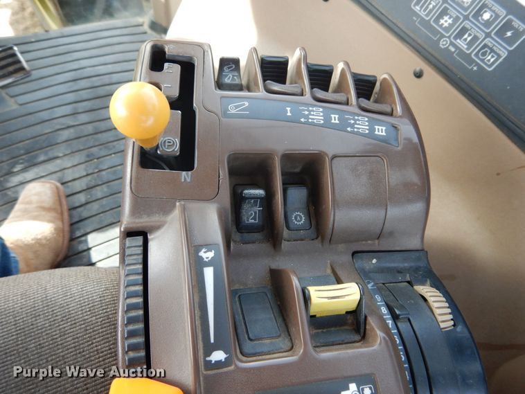 image for item DJ3015 2005 John Deere 8520 MFWD tractor