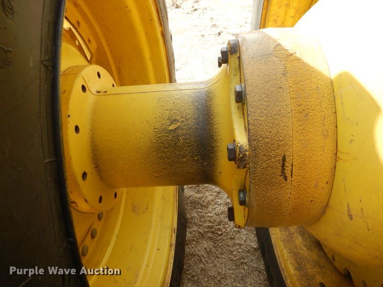 image for item DJ3015 2005 John Deere 8520 MFWD tractor