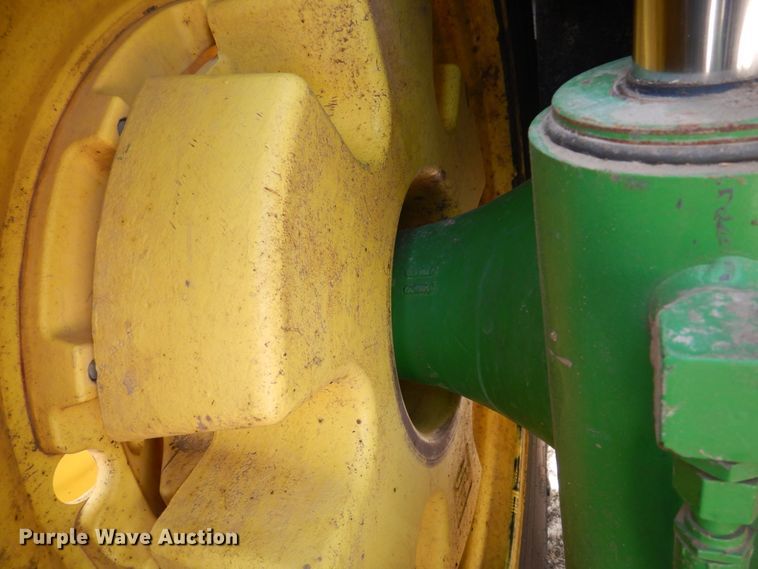 image for item DJ3015 2005 John Deere 8520 MFWD tractor