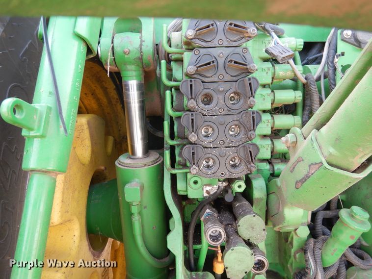 image for item DJ3015 2005 John Deere 8520 MFWD tractor