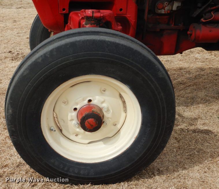 image for item DJ3017 1975 International 674 tractor