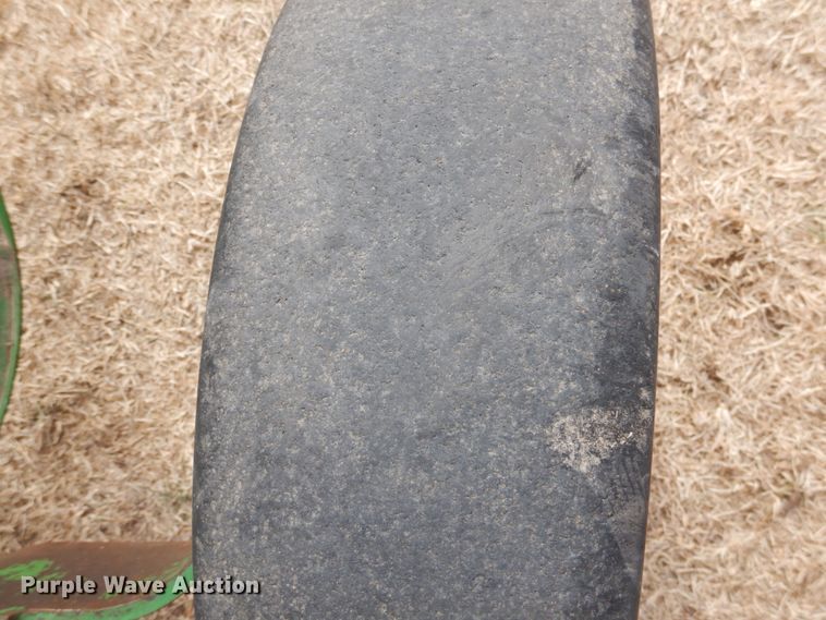 image for item DJ3018 2011 John Deere 568 round baler