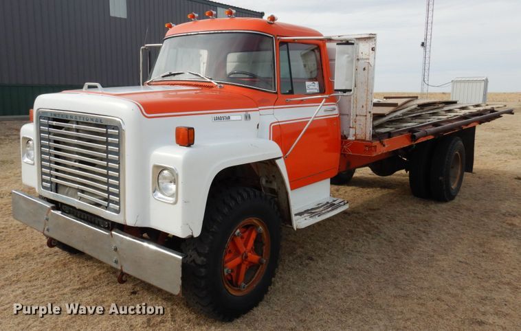 image for item DJ3025 1976 International Loadstar 1700 grain truck