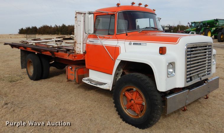 image for item DJ3025 1976 International Loadstar 1700 grain truck