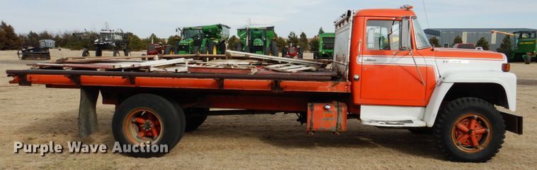 image for item DJ3025 1976 International Loadstar 1700 grain truck