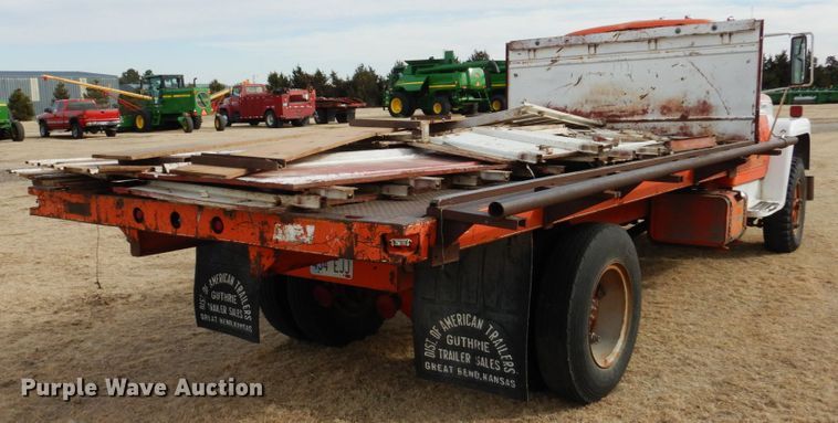 image for item DJ3025 1976 International Loadstar 1700 grain truck