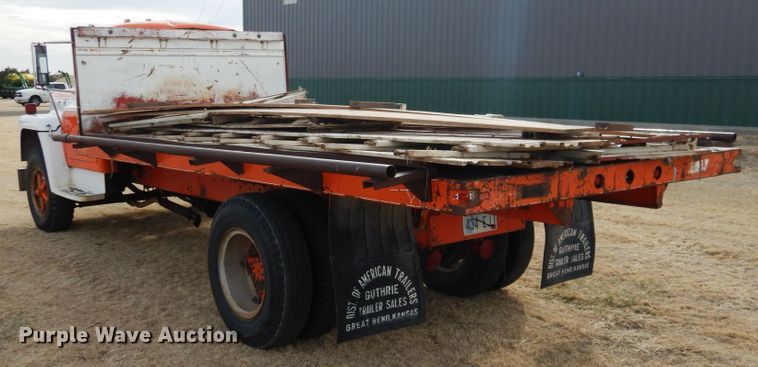 image for item DJ3025 1976 International Loadstar 1700 grain truck