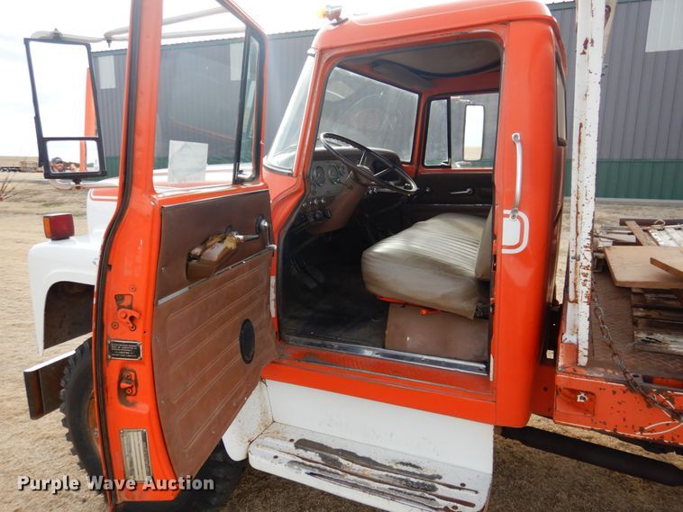 image for item DJ3025 1976 International Loadstar 1700 grain truck