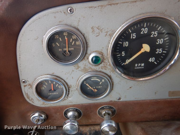 image for item DJ3025 1976 International Loadstar 1700 grain truck