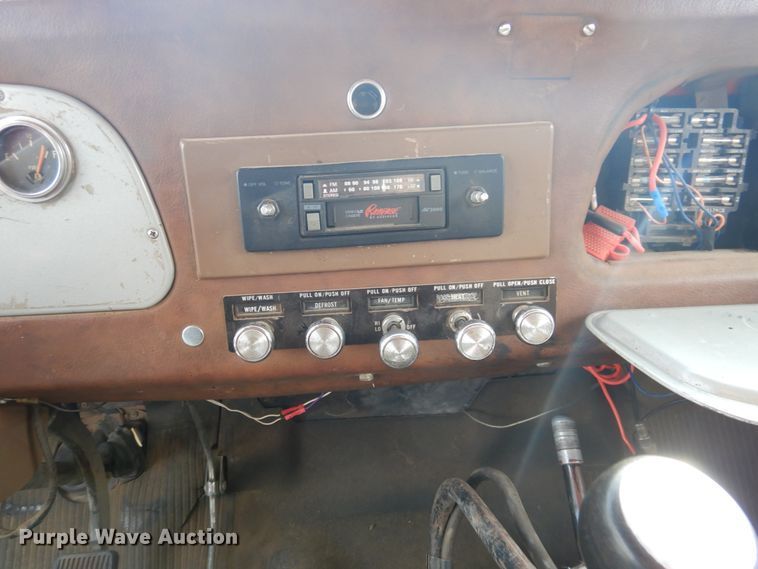 image for item DJ3025 1976 International Loadstar 1700 grain truck