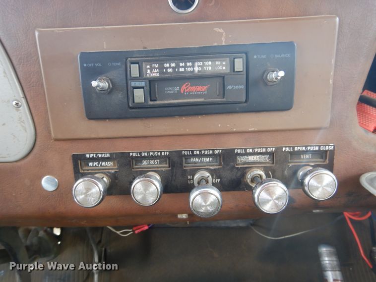 image for item DJ3025 1976 International Loadstar 1700 grain truck